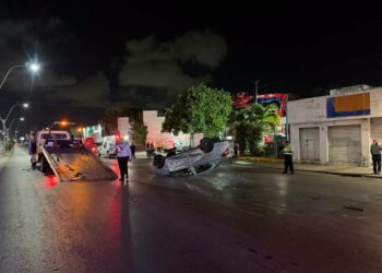 Conductor huye tras provocar aparatosa volcadura en la López Portillo