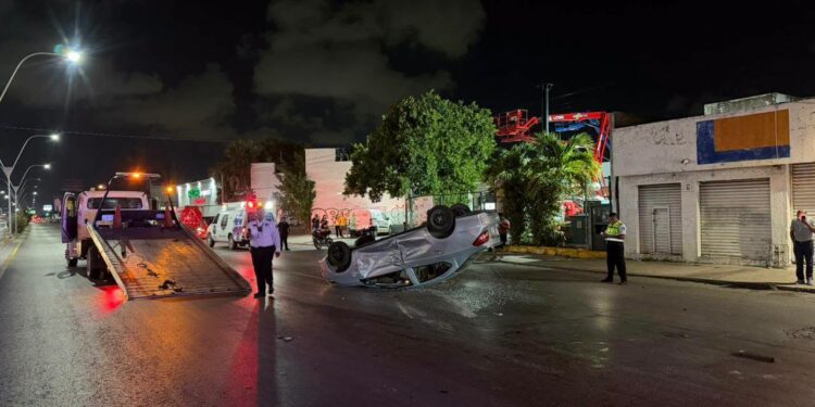 Conductor huye tras provocar aparatosa volcadura en la López Portillo