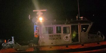 Operativo de rescate salva a seis ocupantes de lancha en la Bahía de Chetumal