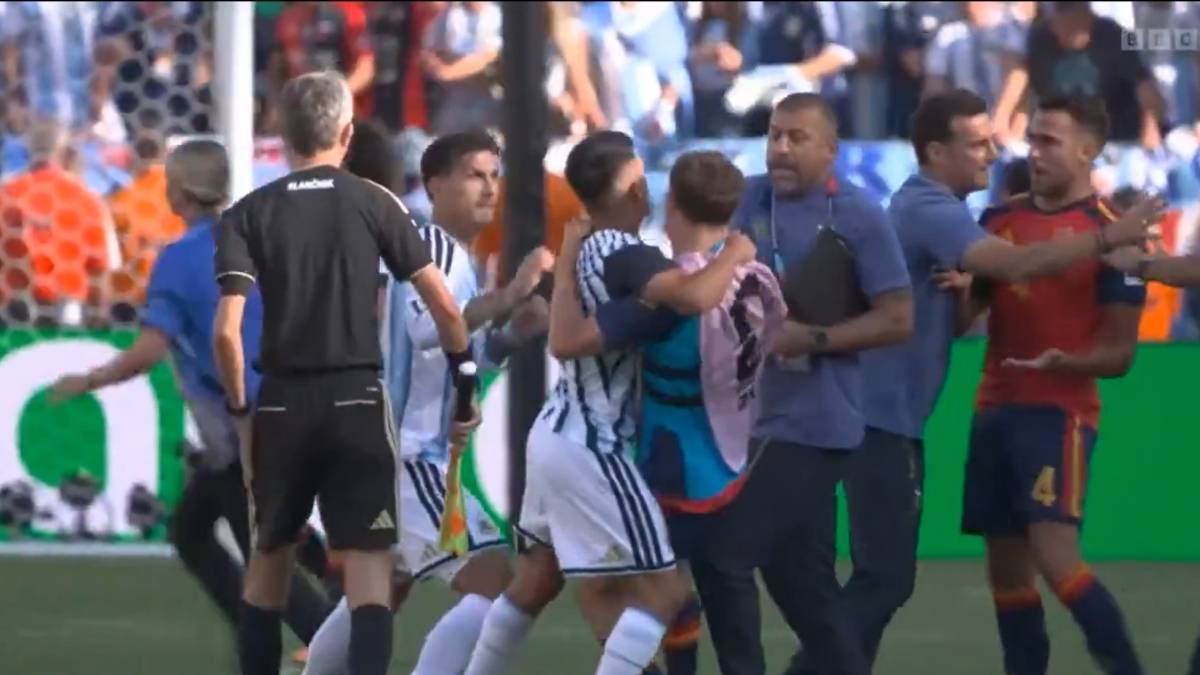 Asi comenzo el altercado con Leandro Paredes