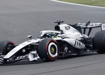 Checo Pérez abandona el GP de Hungría por falla en la suspensión