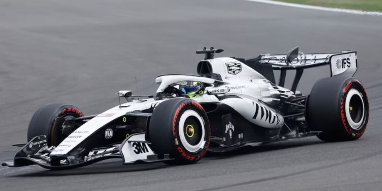 Checo Pérez abandona el GP de Hungría por falla en la suspensión
