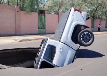 Enorme socavón se traga camioneta en Hermosillo, Sonora