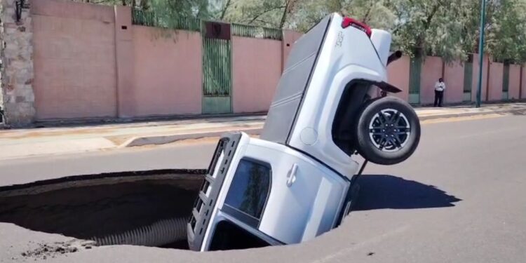 Enorme socavón se traga camioneta en Hermosillo, Sonora