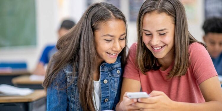 Gobierno de Mexico prepara regulacion para el uso de celulares en escuelas