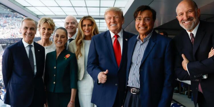 La foto del palco de honor donde aparece Claudia Sheinbaum que se hizo viral