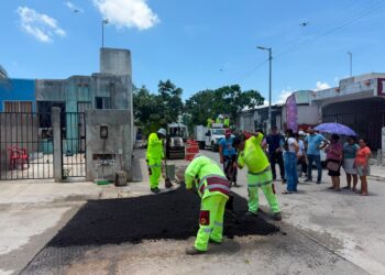 Realizan trabajos de bacheo en el Circuito Frambuesa, en la Supermanzana 249 de Cancún