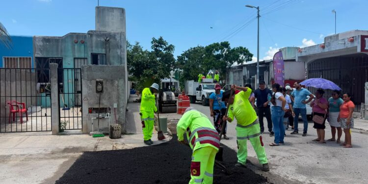 Realizan trabajos de bacheo en el Circuito Frambuesa, en la Supermanzana 249 de Cancún