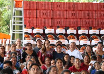 Mara Lezama entrega mas de 2 mil equipos e insumos para fortalecer a artesanas y productores mayas del sur de Quintana RooMara Lezama entrega mas de 2 mil equipos e insumos para fortalecer a artesanas y productores mayas del sur de Quintana Roo