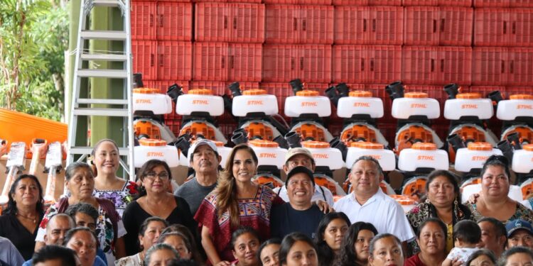 Mara Lezama entrega mas de 2 mil equipos e insumos para fortalecer a artesanas y productores mayas del sur de Quintana RooMara Lezama entrega mas de 2 mil equipos e insumos para fortalecer a artesanas y productores mayas del sur de Quintana Roo