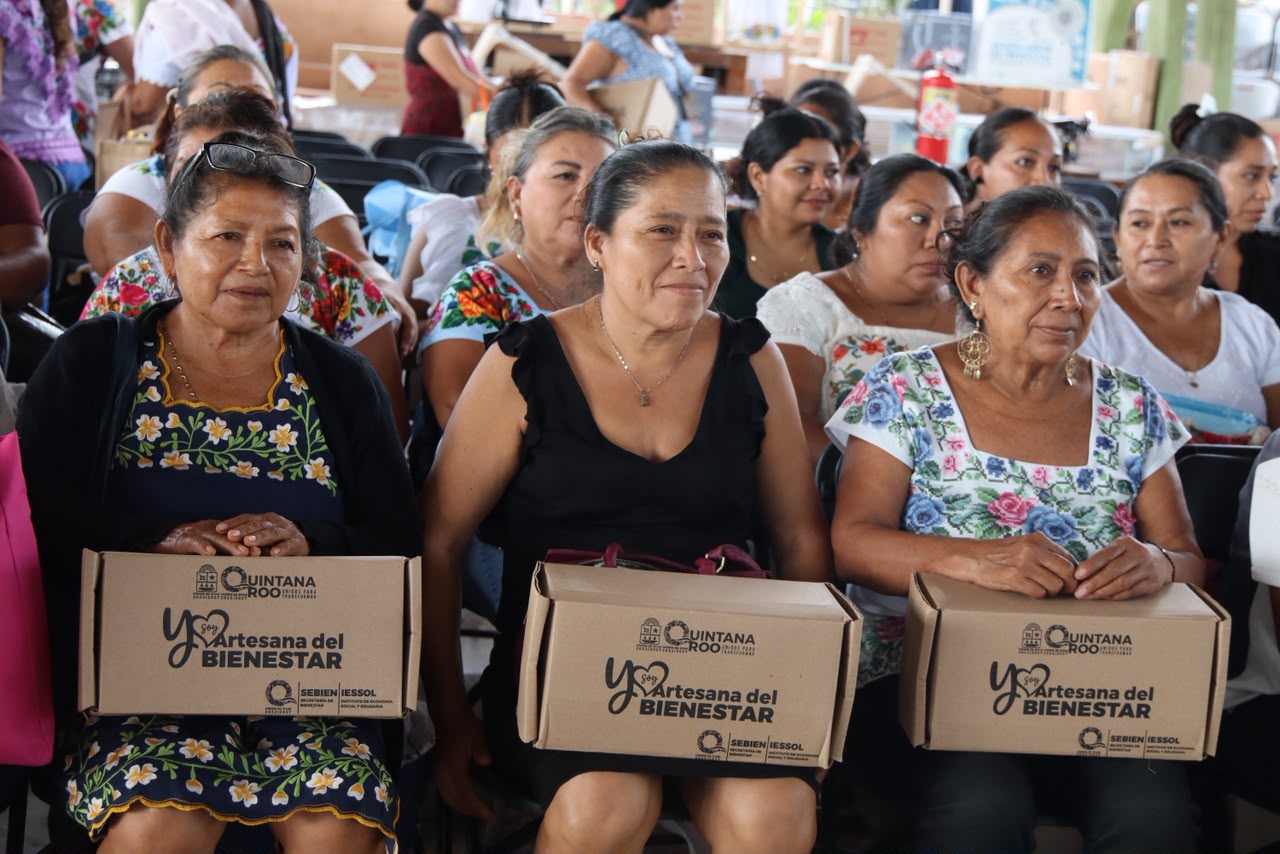 Benefician a artesanas con maquinaria y herramientas