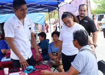 Realizan brigada de servicios médicos en el tianguis del Fraccionamiento Héroes, en la Supermanzana 215 de Cancún