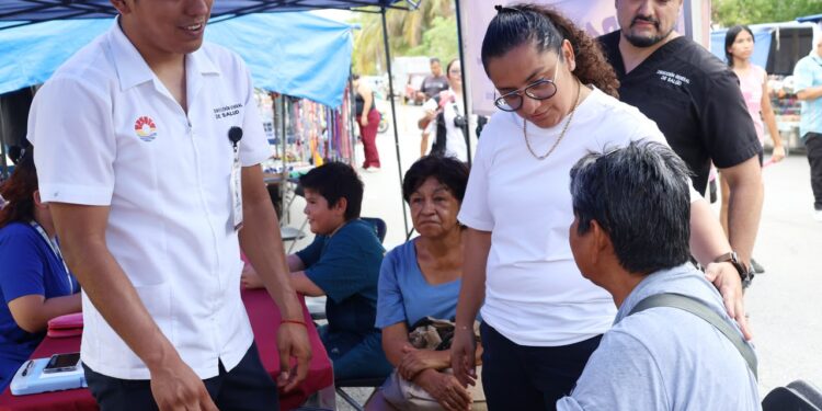 Realizan brigada de servicios médicos en el tianguis del Fraccionamiento Héroes, en la Supermanzana 215 de Cancún