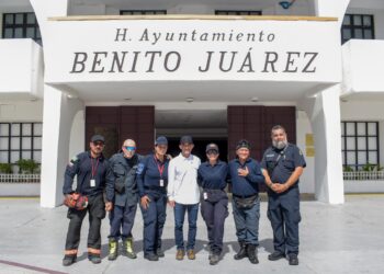 Reciben a contingente de rescatistas que regresaron a Cancún tras siete días de misión humanitaria en Venezuela