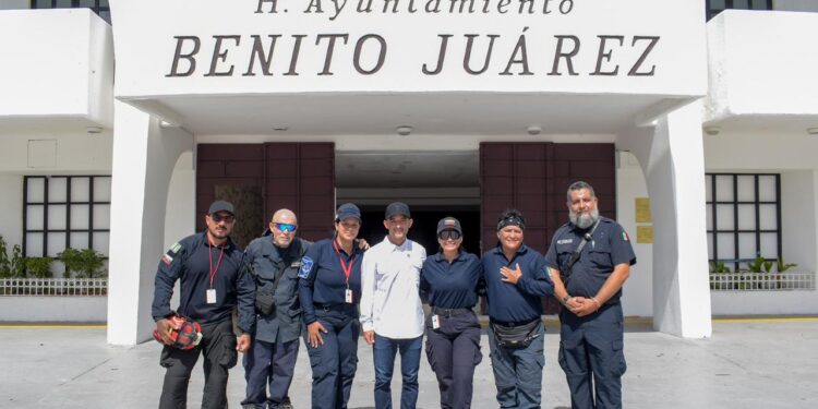 Reciben a contingente de rescatistas que regresaron a Cancún tras siete días de misión humanitaria en Venezuela