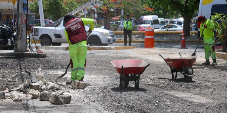 Ayuntamiento de Benito Juárez inició trabajos de mantenimiento vial en calles de Cancún