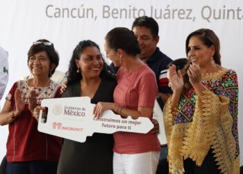 Ayuntamiento de Benito Juárez atestiguaron la entrega de llaves de 250 casas-habitación en Cancún