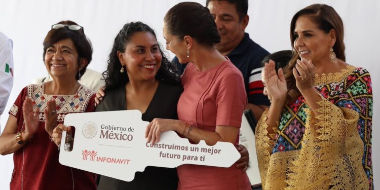 Ayuntamiento de Benito Juárez atestiguaron la entrega de llaves de 250 casas-habitación en Cancún