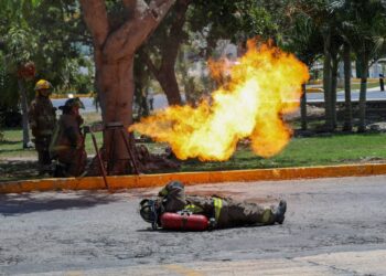 Niñas, niños y adolescentes, viven el verano con bomberos de Cancún