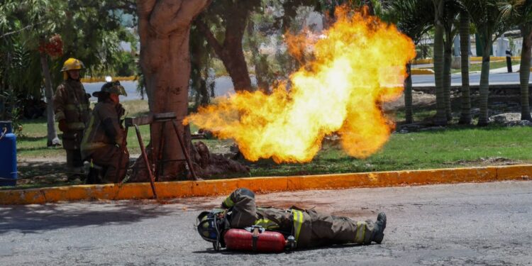 Niñas, niños y adolescentes, viven el verano con bomberos de Cancún