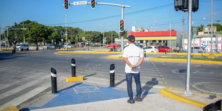 Supervisan el funcionamiento de la infraestructura instalada en el cruce de avenida Lak’in con Galaxias del Sol