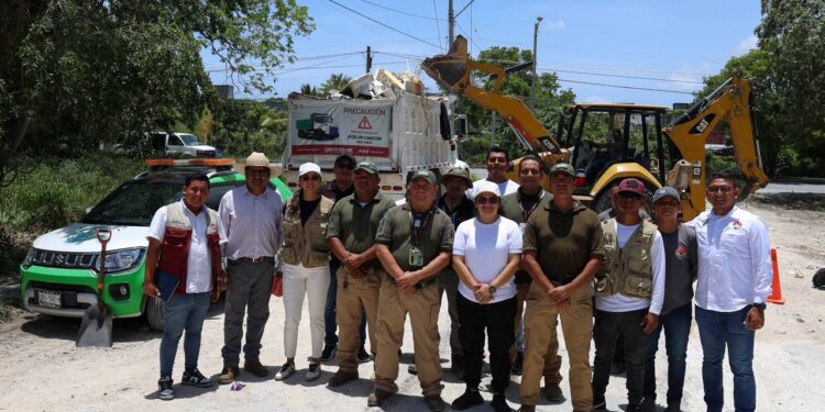 Realizan erradicación de un basurero clandestino en la Supermanzana 217 de Cancún