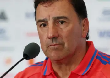 Néstor Lorenzo se molestó por pregunta sobre titular ante Ghana