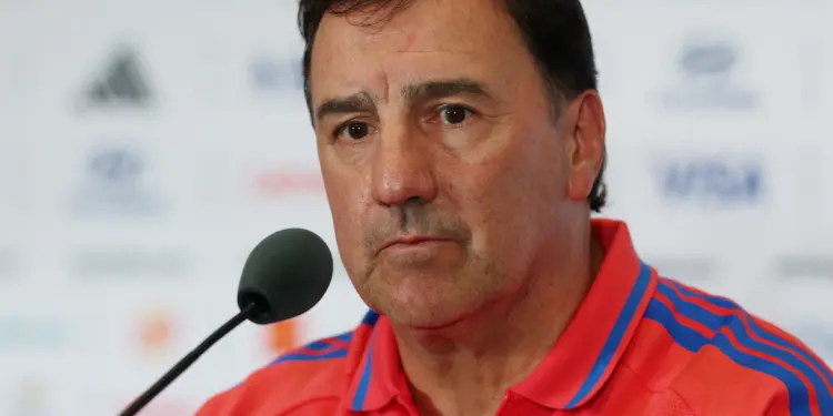 Néstor Lorenzo se molestó por pregunta sobre titular ante Ghana