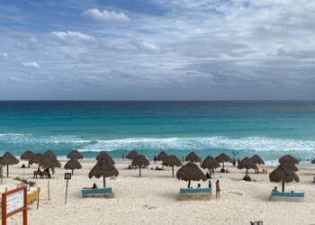 Clima en Cancún: Ambiente caluroso con cielo nublado