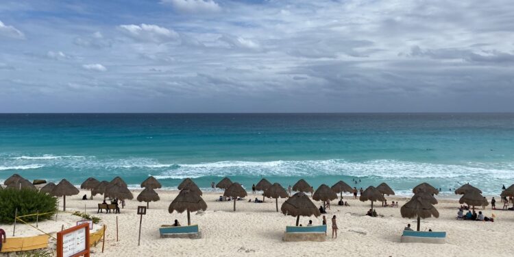 Clima en Cancún: Ambiente caluroso con cielo nublado