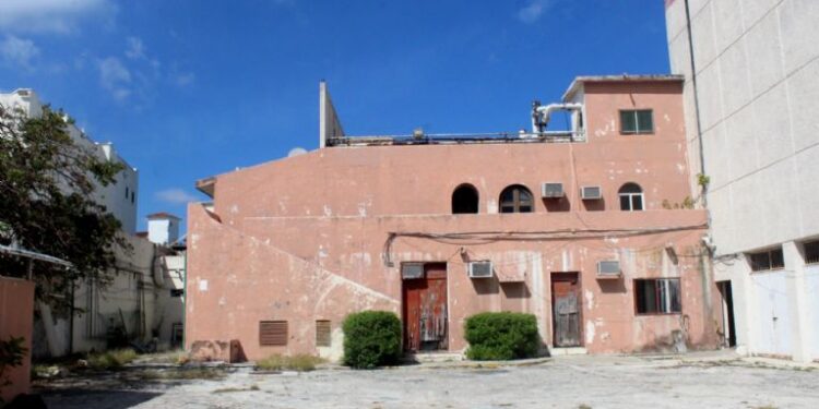 Van por rescate de predios abandonados en la zona turística de Cancún