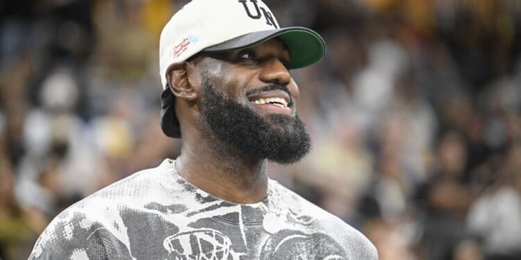 LeBron James llega a los 76ers para jugar su temporada 24 en la NBA a los 41 años: “Todavía tengo más para dar”