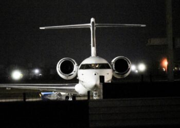 Messi regresa a Argentina en vuelo privado y evita contacto con aficionados