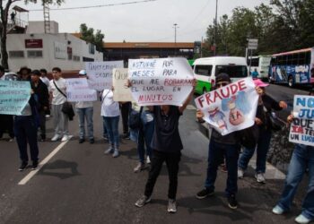 “No es justo”: aspirantes de la UNAM marchan y piden examen presencial