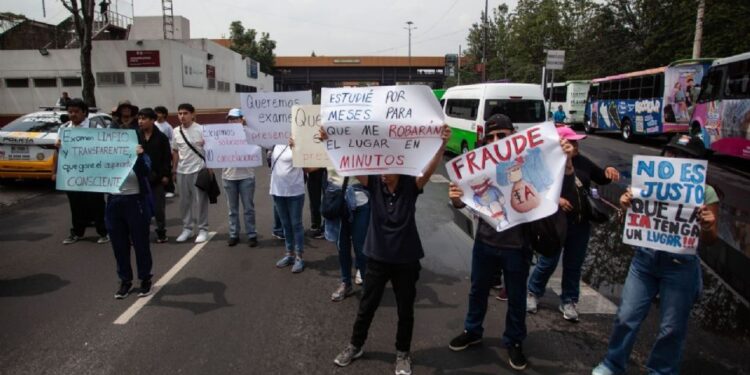 “No es justo”: aspirantes de la UNAM marchan y piden examen presencial