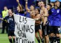 Futbolistas argentinos refuerzan seguridad en Inglaterra tras polémica por manta de “Las Malvinas son argentinas”