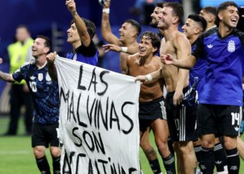 Futbolistas argentinos refuerzan seguridad en Inglaterra tras polémica por manta de “Las Malvinas son argentinas”