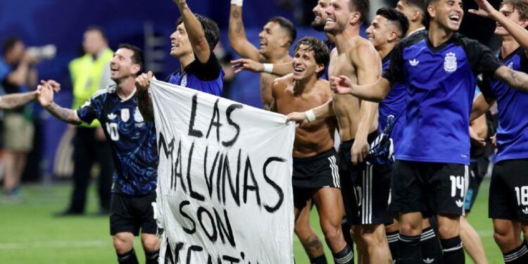 Futbolistas argentinos refuerzan seguridad en Inglaterra tras polémica por manta de “Las Malvinas son argentinas”