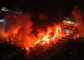 Incendio en bodega de PepsiCo en Matamoros destruye decenas de camiones; no hay víctimas