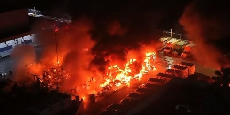 Incendio en bodega de PepsiCo en Matamoros destruye decenas de camiones; no hay víctimas