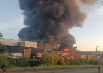 Video: Incendio consume fábrica en Morelia; tres empresas más resultan afectadas