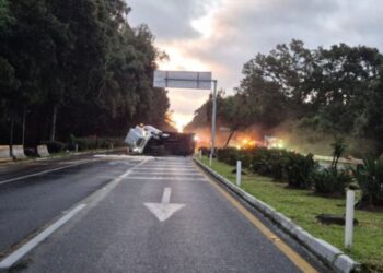Volcadura de tráiler provoca cierre en la autopista México-Cuernavaca