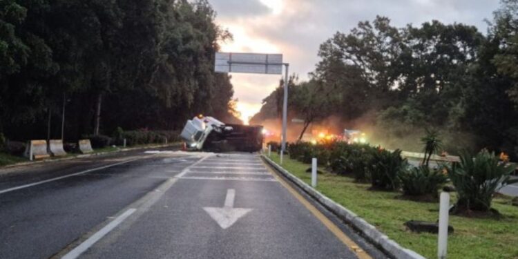 Volcadura de tráiler provoca cierre en la autopista México-Cuernavaca