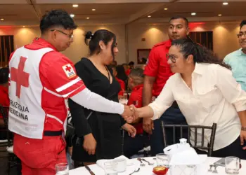 Celebra Ayuntamiento de BJ labor y compromiso de los bomberos de Cancún