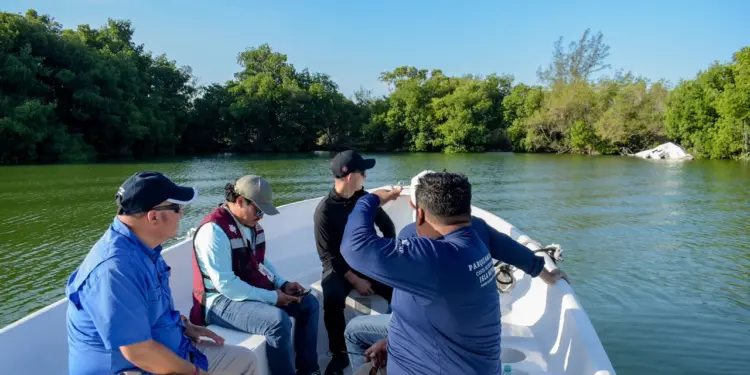 Arranca ordenamiento de embarcaciones abandonadas en Laguna Nichupté