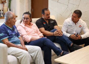 Aprovechan cancunenses “Día del Pueblo” en Palacio Municipal