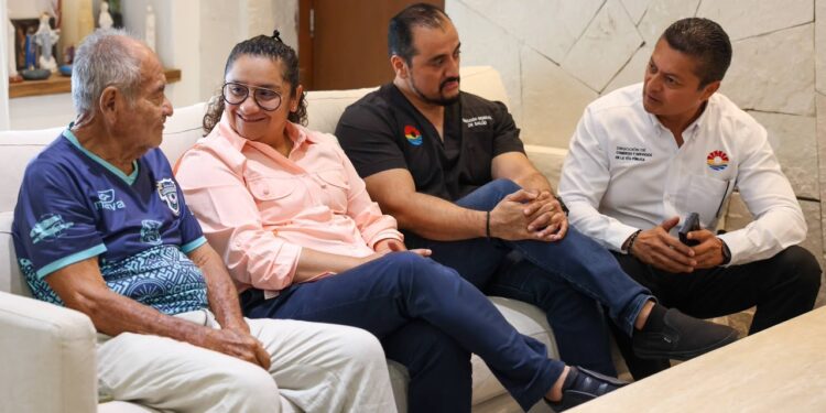 Aprovechan cancunenses “Día del Pueblo” en Palacio Municipal