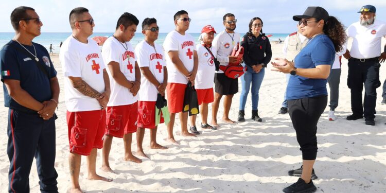 Fortalece Cancún vigilancia con guardavidas en playas durante vacaciones