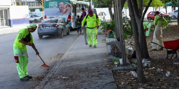 Atiende mega jornada de limpieza camellones y avenidas principales de Cancún