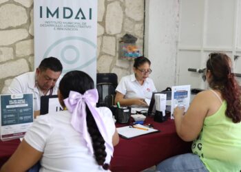Aprovechan cancunenses “Día del Pueblo” en Palacio Municipal